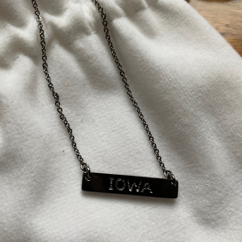 IOWA NECKLACE 🖤💛